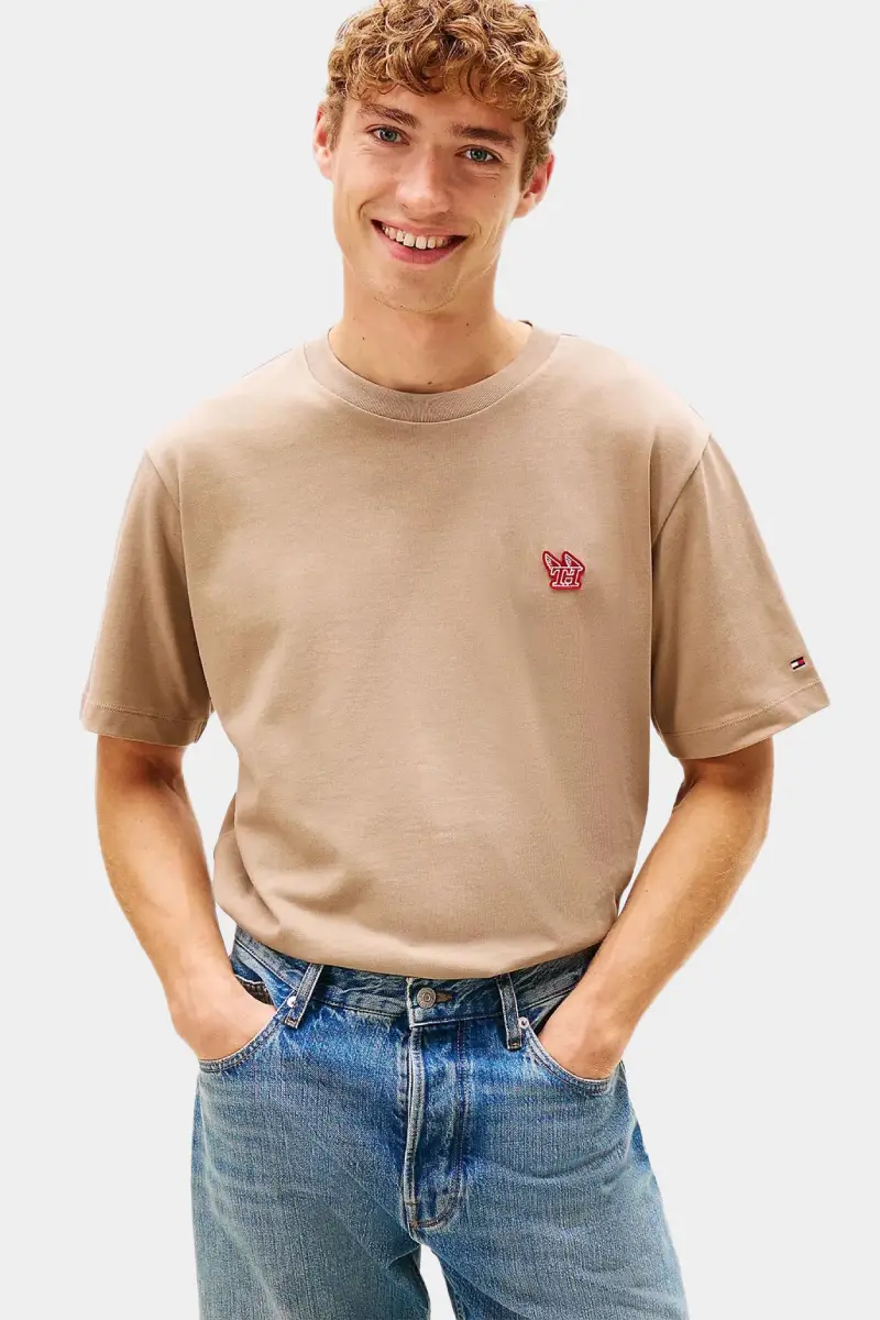 1 טי שירט ATHLEISURE H BADGE TEE – תמונה 1