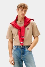 ⁦טי שירט ATHLEISURE H BADGE TEE⁩ – תמונה ⁦3⁩