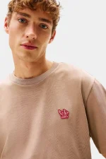 ⁦טי שירט ATHLEISURE H BADGE TEE⁩ – תמונה ⁦2⁩