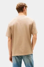 ⁦טי שירט ATHLEISURE H BADGE TEE⁩ – תמונה ⁦4⁩